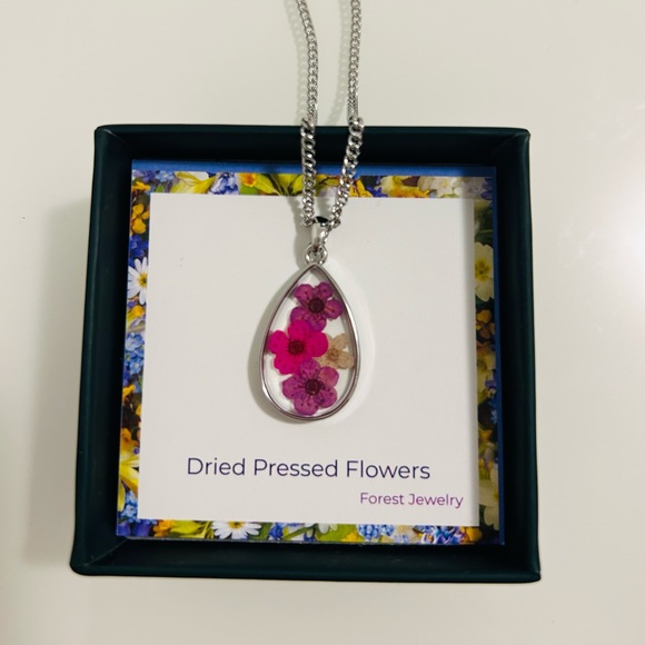 BRAND NEW Dried pressed flowers necklace, with box - Picture 1 of 4